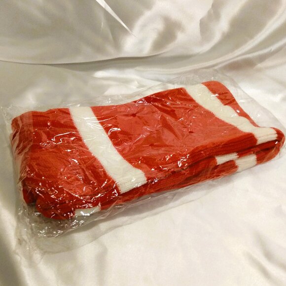 Budweiser Hockey Scarf/Hand Warmer-Red With White Stripes-NIP - Picture 4 of 5